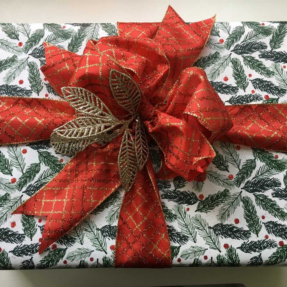 Bespoke gift wrapping services in London for individuals, VIP and corporate clients